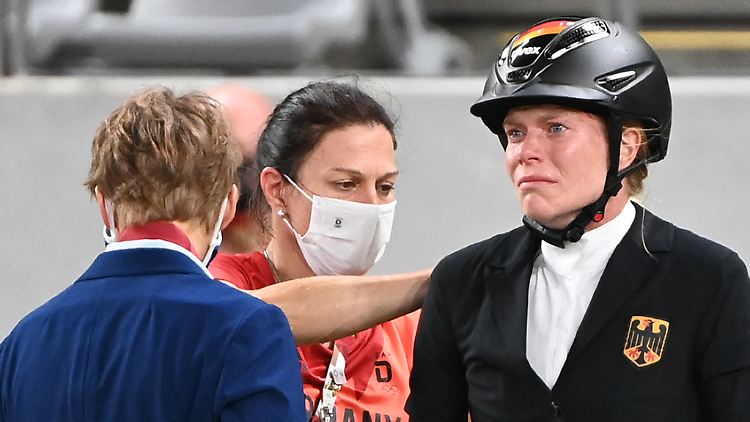 Kim Raisner (Mitte) und Annika Schleu (rechts) produzierten in Tokio eine Situation, die den deutschen Sport weiterhin beschäftigt.