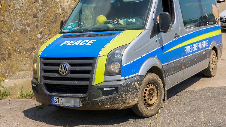 Nur die Aufschrift "Peace" entlarvt die "Friedensfahrzeuge". Sie verbreiten Falschmeldungen in der Krise.