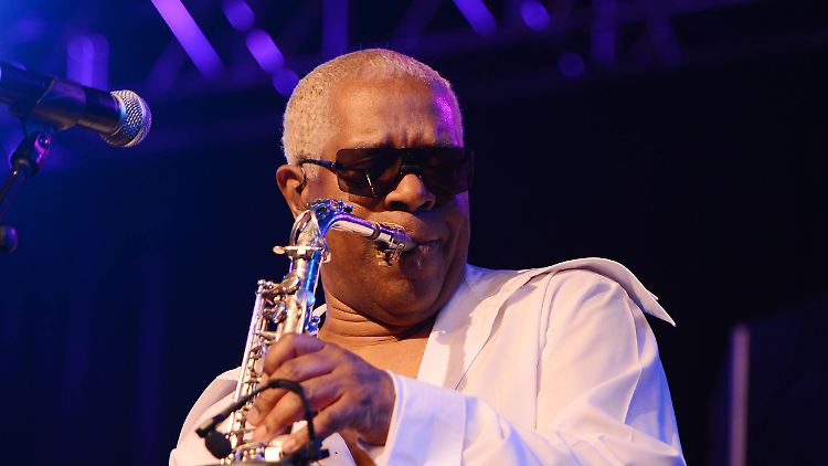 Zusammen mit den Bell-Brüdern gründete Dennis Thomas Ende der 1960er Jahre Kool & the Gang.