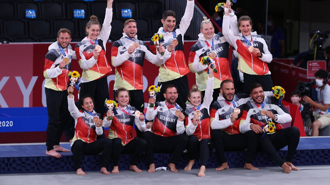 … darf anschließend auch im Mixed über Bronze jubeln. Gemeinsam mit Karl-Richard Frey, Johannes Frey, Jasmin Grabowski, Katharina Menz, Dominic Ressel, Sebastian Seidl, Giovanna Scoccimarro, Theresa Stoll, Martyna Trajdos, Eduard Trippel und Igor Wandtke.