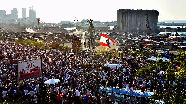 Zum Jahrestag der Explosion von Beirut protestieren Libanesen nahe des Unglücksortes gegen die Immunität von Verantwortlichen.  