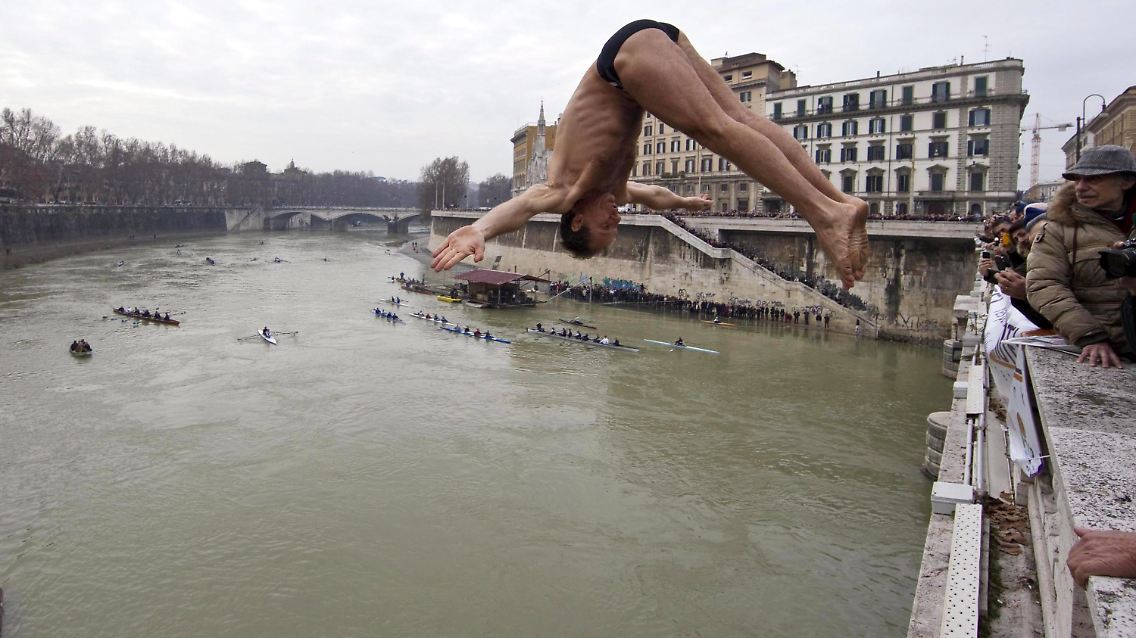 Schwimmen im Tiber dürfte noch gebührenfrei sein - das macht allerdings auch kaum jemand.