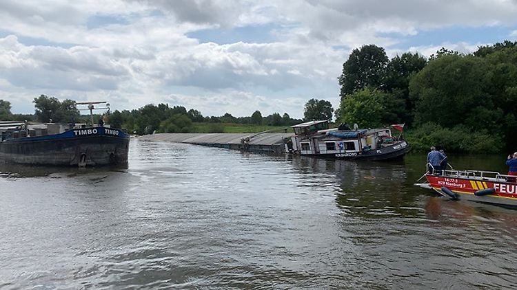 Das gesunkene Schiff hat mehrere Tonnen Mais an Bord. Am Montag kommen Taucher zum Einsatz.
