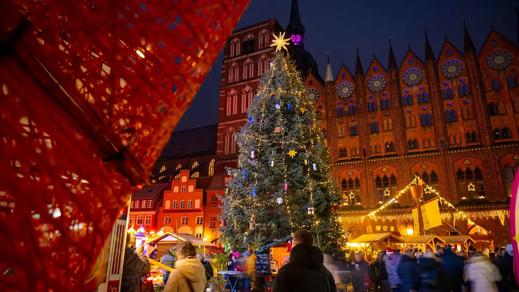 In-Stralsund-Rostock-Wismar-und-Schwerin-werden-am-Montag-die-diesjaehrigen-Weihnachtsmaerkte-eroeffnet-Neubrandenburg-zieht-am-Dienstag-nach-Greifswald-am-Donnerstag