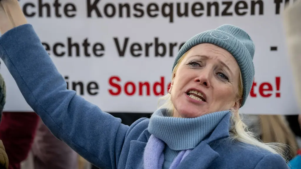 Es-ist-nicht-die-erste-Demonstration-vor-der-Air-Base-gegen-das-Urteil-des-Militaergerichts-das-einen-wegen-Toetung-angeklagten-US-Soldaten-freigesprochen-hat
