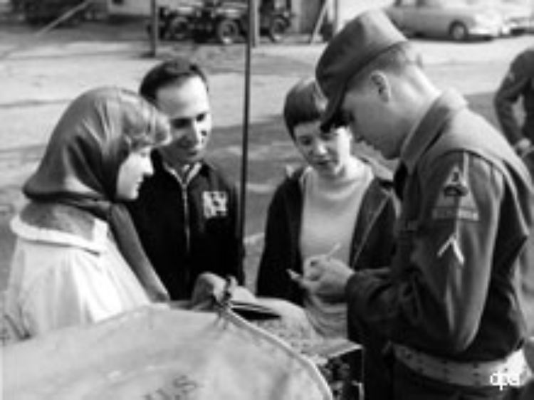 Friedberg 1959: Elvis gibt seinen deutschen Fans Autogramme.