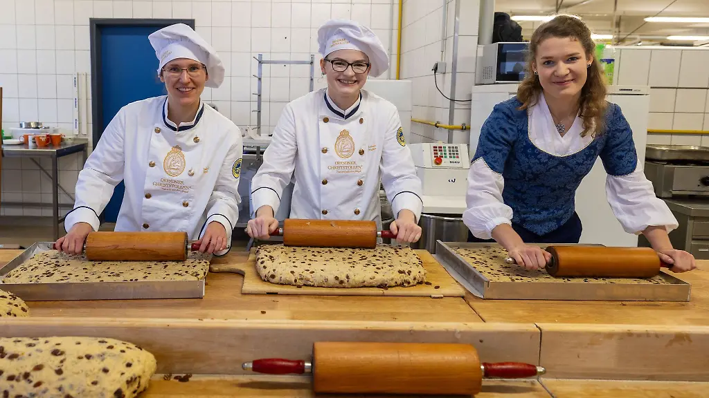 Dresdner-Baecker-haben-wieder-Platten-fuer-den-Riesenstriezel-gebacken