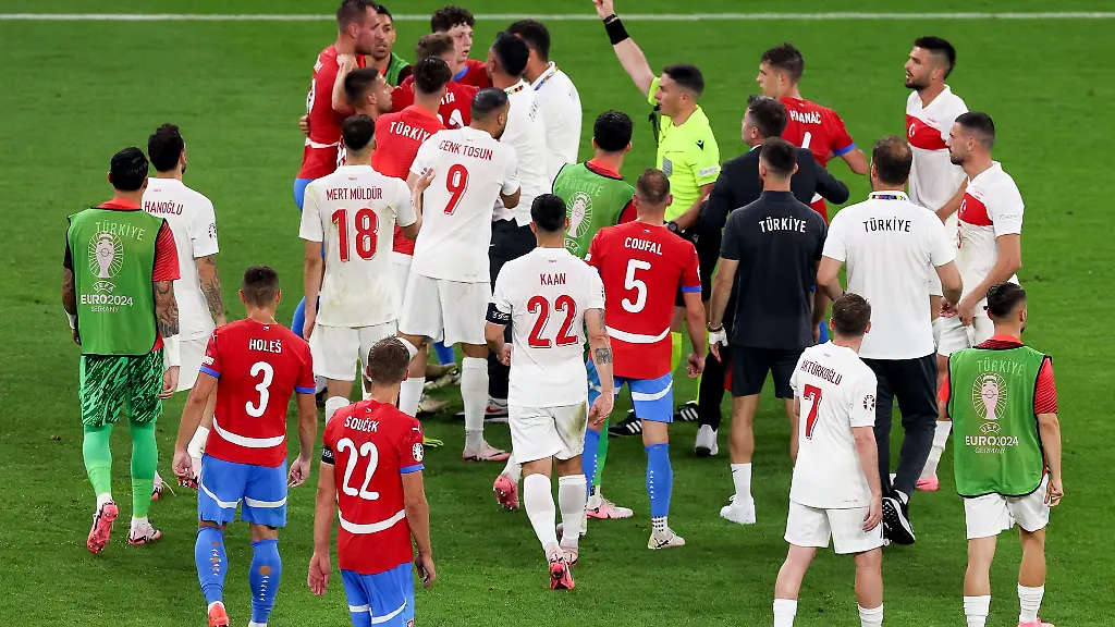 Schiedsrichter-Istvan-Kovacs-zeigte-bei-der-EM-reichlich-Karten