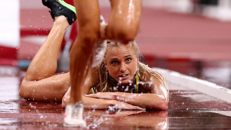 Genevieve Gregson aus Australien stolperte beim Finale des 3000 Meter Hindernislaufs.