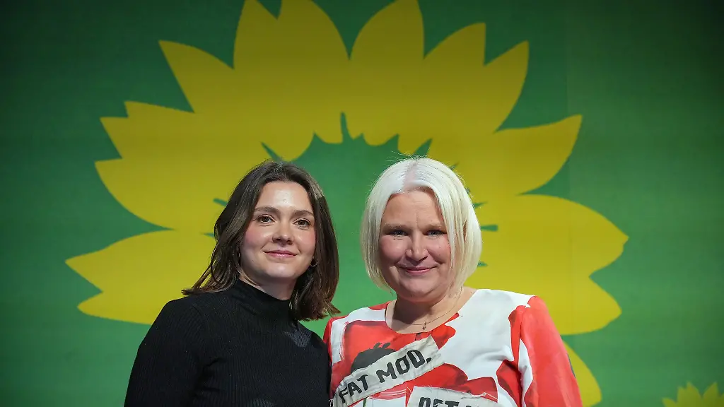 Die-scheidenden-Brandenburger-Gruenen-Landesvorsitzenden-Hanna-Grosse-Holtrup-und-Alexandra-Pichl-freuen-sich-ueber-Mitgliedereintritte-Archivbild
