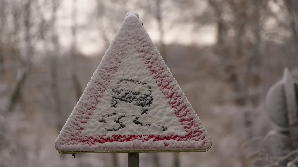 In-Dresden-ist-ein-Winterdienstfahrzeug-ins-Rutschen-geraten