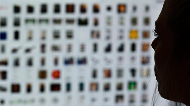 Eine Kriminaloberkommissarin sitzt vor einem Auswertungscomputer. Foto: Arne Dedert/dpa/Symbolbild