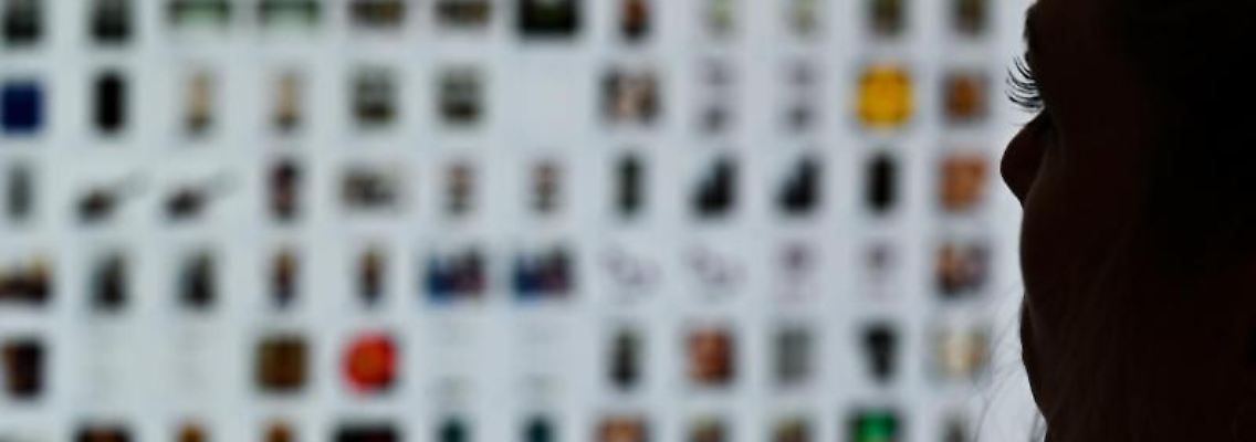 Eine Kriminaloberkommissarin sitzt vor einem Auswertungscomputer. Foto: Arne Dedert/dpa/Symbolbild