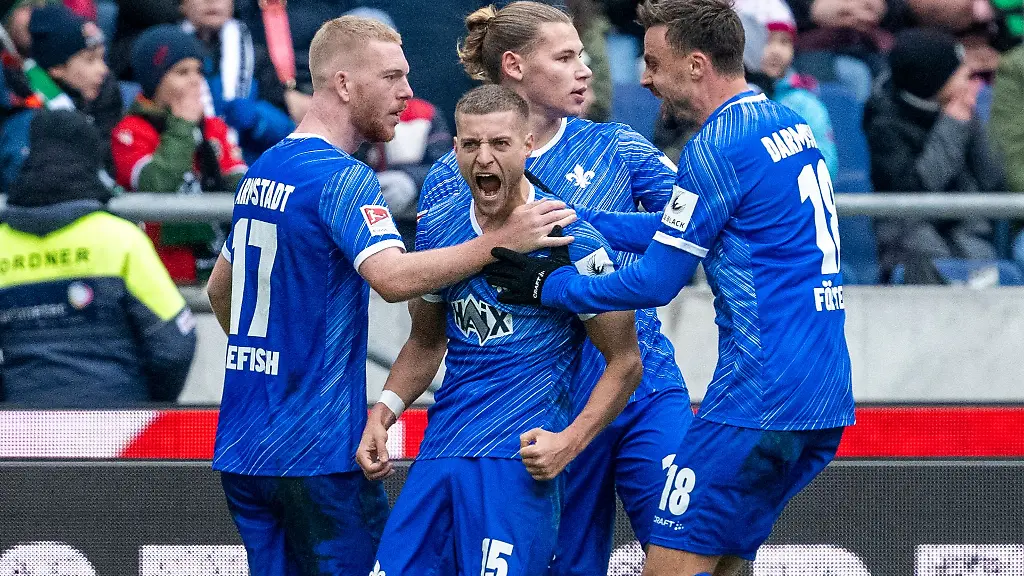 Darmstadt-bejubelt-den-Sieg-in-Hannover