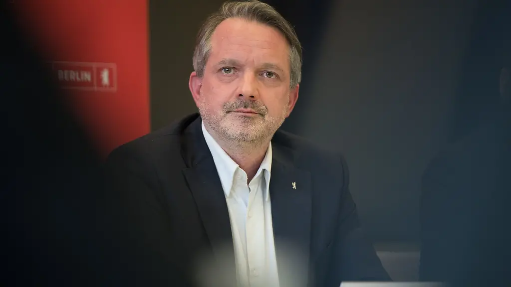 Die-Mitarbeiter-der-Behoerde-seien-voellig-ueberlastet-berichtet-der-Chef-des-Landesamtes-fuer-Fluechtlingsangelegenheiten