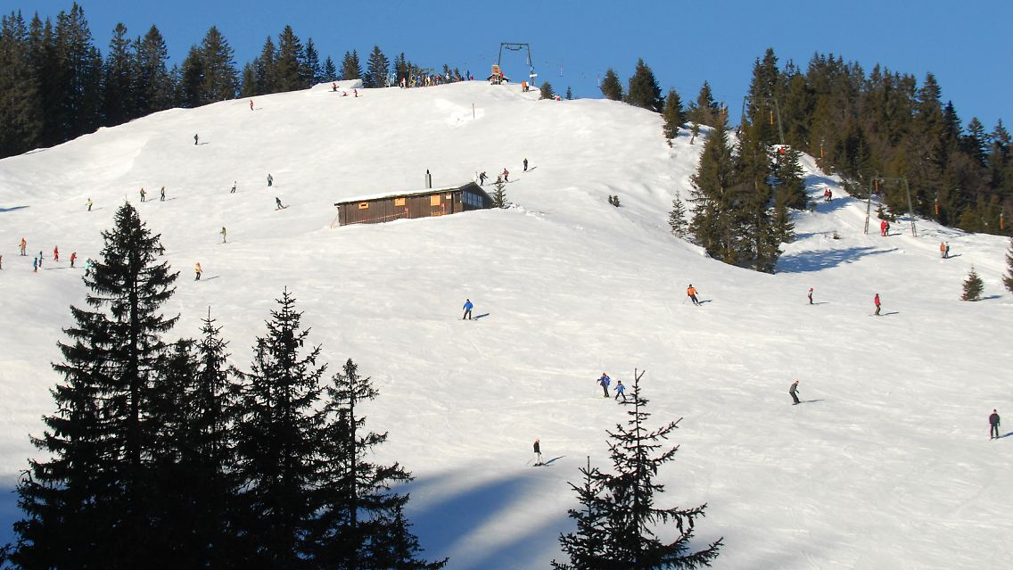 Klein und fein: Das Maximum im Skigebiet Spitzingsee liegt bei 6000 Gästen. Mehr verkraften die Parkplätze nicht.