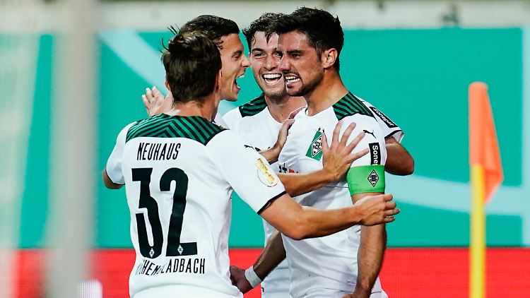 Lars Stindl (rechts) brachte Borussia Mönchengladbach auf den Weg in Richtung zweite Runde.
