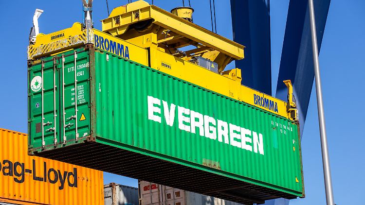 Die wenigsten deutschen Unternehmen wollen künftig auf globale Lieferketten verzichten. 