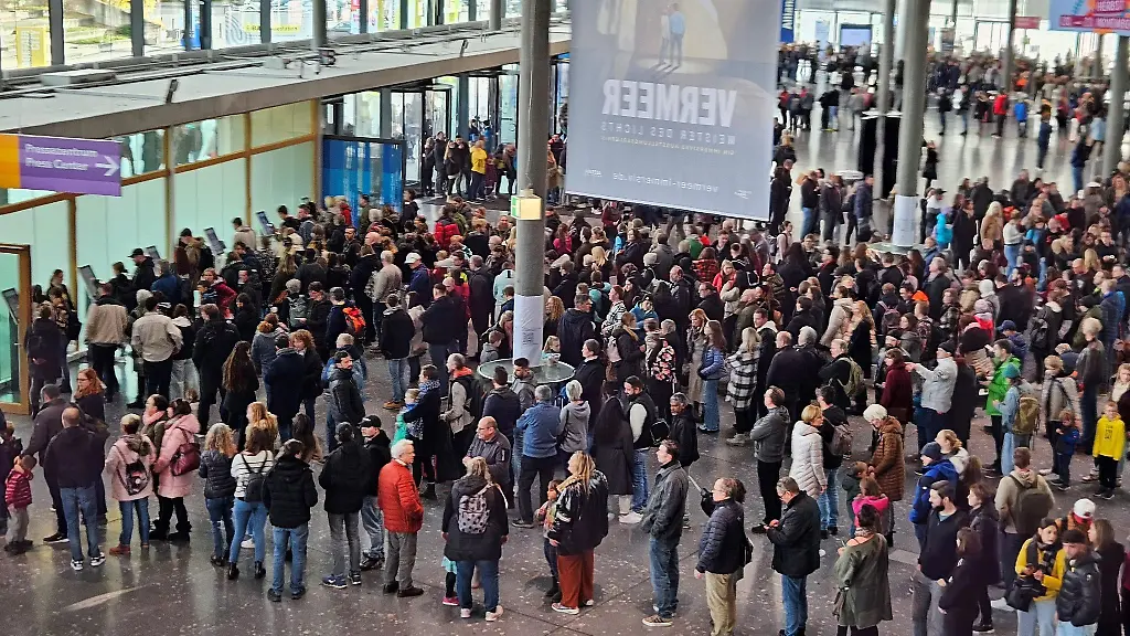Seit-Mittag-gibt-es-lange-Schlangen-an-den-Ticketkassen-der-Messe-Stuttgart