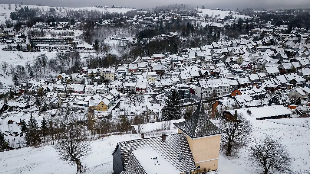 Blick-auf-die-verschneite-Bergstadt-St-Andreasberg-Nach-dem-Wintereinbruch-erwarten-Meteorologen-einen-Wetterumschwung