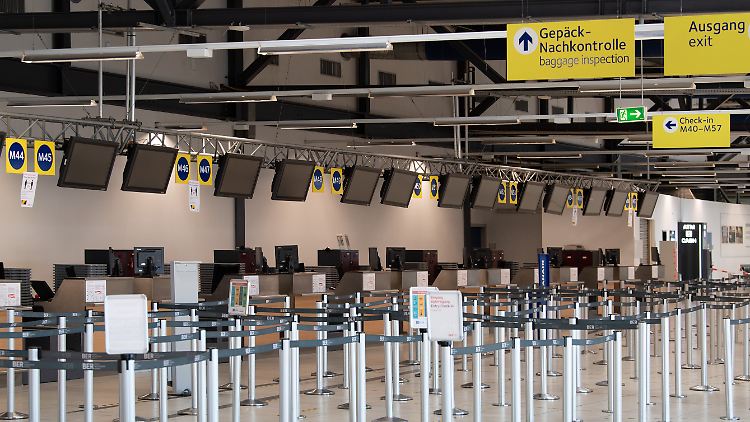 Kein ungewohntes Bild in den vergangenen Wochen und Monaten: verwaiste Check-in-Schalter.