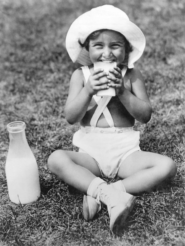 Bild aus den 1920er-Jahren: Schon damals galt Milch als gut für ein gesundes Aufwachsen der Kinder.