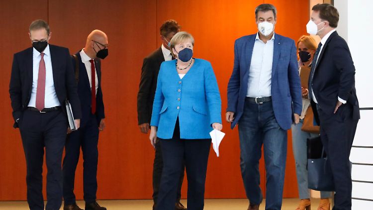 Merkel nach der Videokonferenz mit den Ländern: Der Bund hat zugesagt, dass die Überbrückungshilfe verlängert werde.