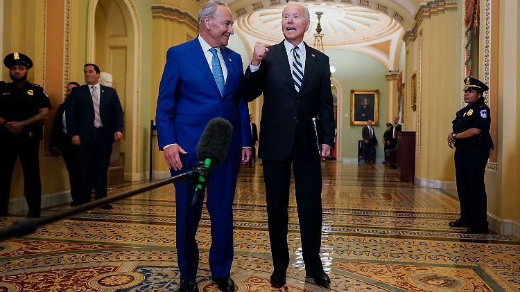 Biden mit Chuck Schumer, dem demokratischen Mehrheitsführer im Senat.