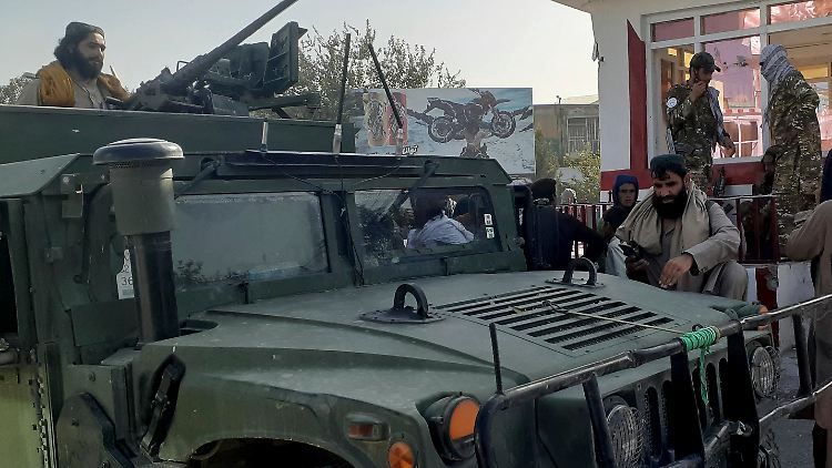Taliban-Kämpfer fahren am Montag in Kundus ein. Mutmaßlich mit erbeuteten Militärjeeps.