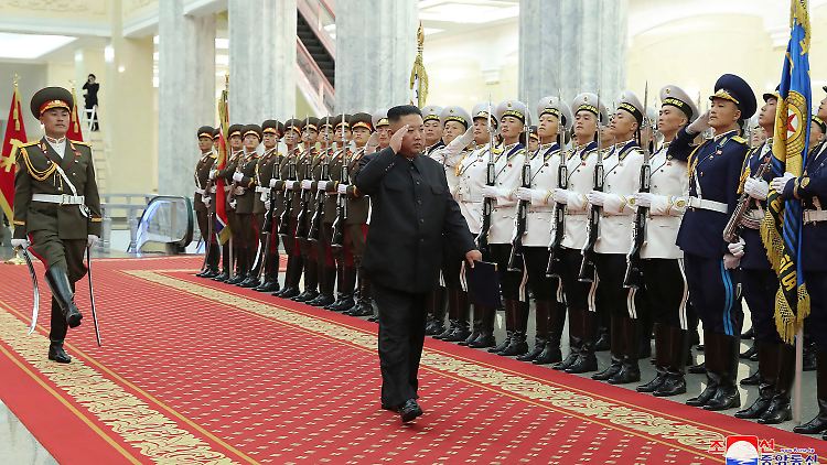 Nordkoreas Machthaber Kim Jong Un protzt gerne mit seinen Streitkräften.