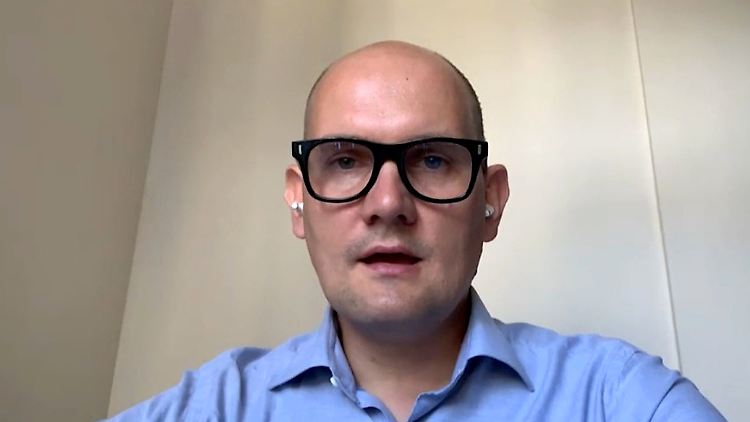 Im November 2020 rückte der Grüne Janosch Dahmen für Katja Dörner in den Bundestag; inmitten der Pandemie. Der 39-jährige ausgebildete und praktizierende Arzt koordinierte bis dahin die Notarzteinsätze der Berliner Feuerwehr. Sein Schwerpunktthema: Covid-19.