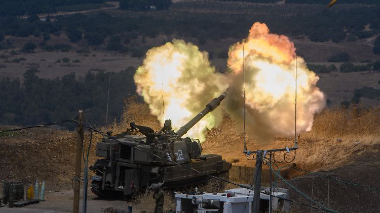 Eine Einheit der israelischen Armee feuert von den Golanhöhen aus in Richtung Libanon.