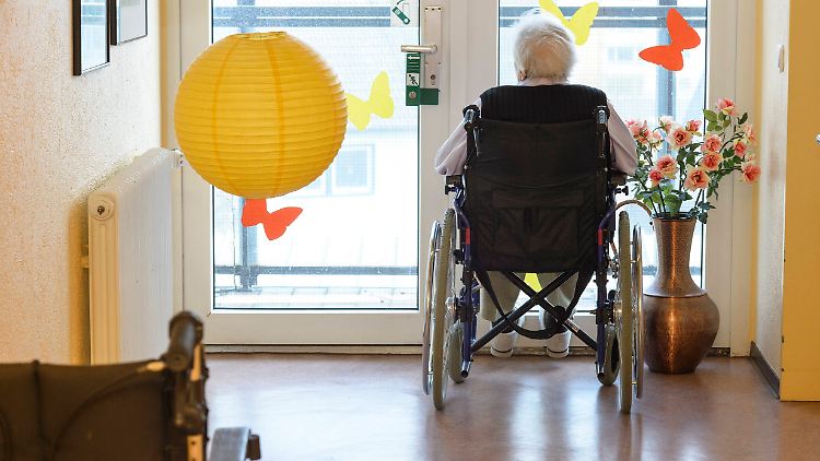 Um viele Altenheimbewohner kann sich das Pflegepersonal nicht ausreichend kümmern.