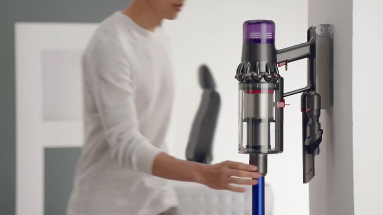 Mit dem Dyson V11 Absolute Extra Pro haben wir immer einen top Akkustaubsauger zur Hand.