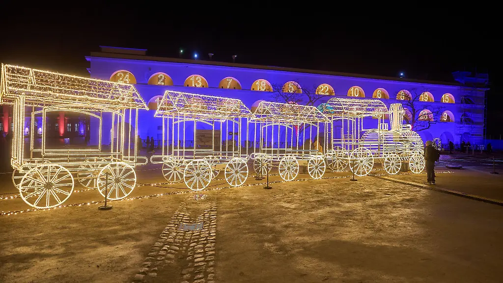 Auch-beleuchtete-Wagen-warten-auf-die-Besucher