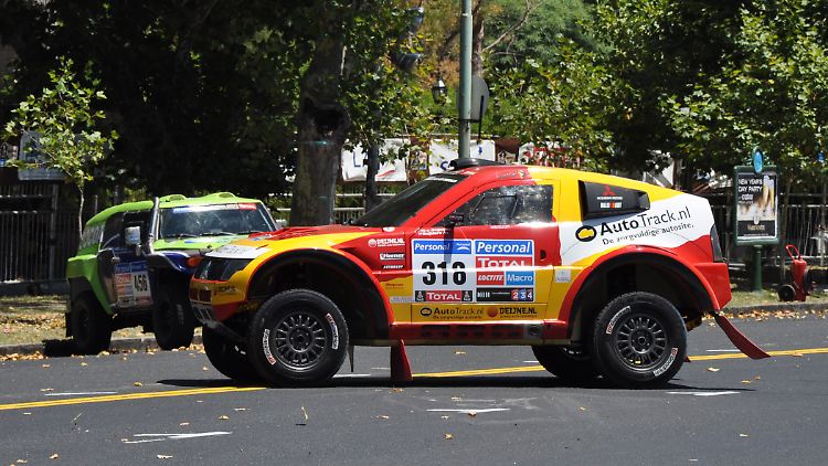 Das Warmlaufen ist bereits vorüber, die Fahrzeuge sind auf der Piste: Zum dritten Mal startet die Dakar in Südamerika.