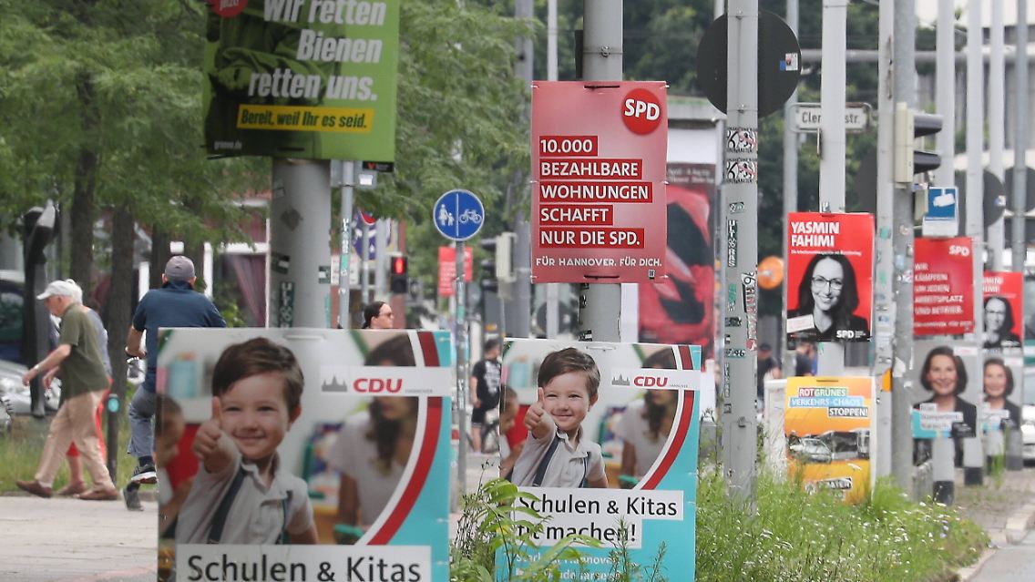 Nicht ganz leicht den Überblick zu erhalten: Ähnlich wie hier in Hannover, zieren deutschlandweit wieder Wahlplakate der Parteien die Straßen.