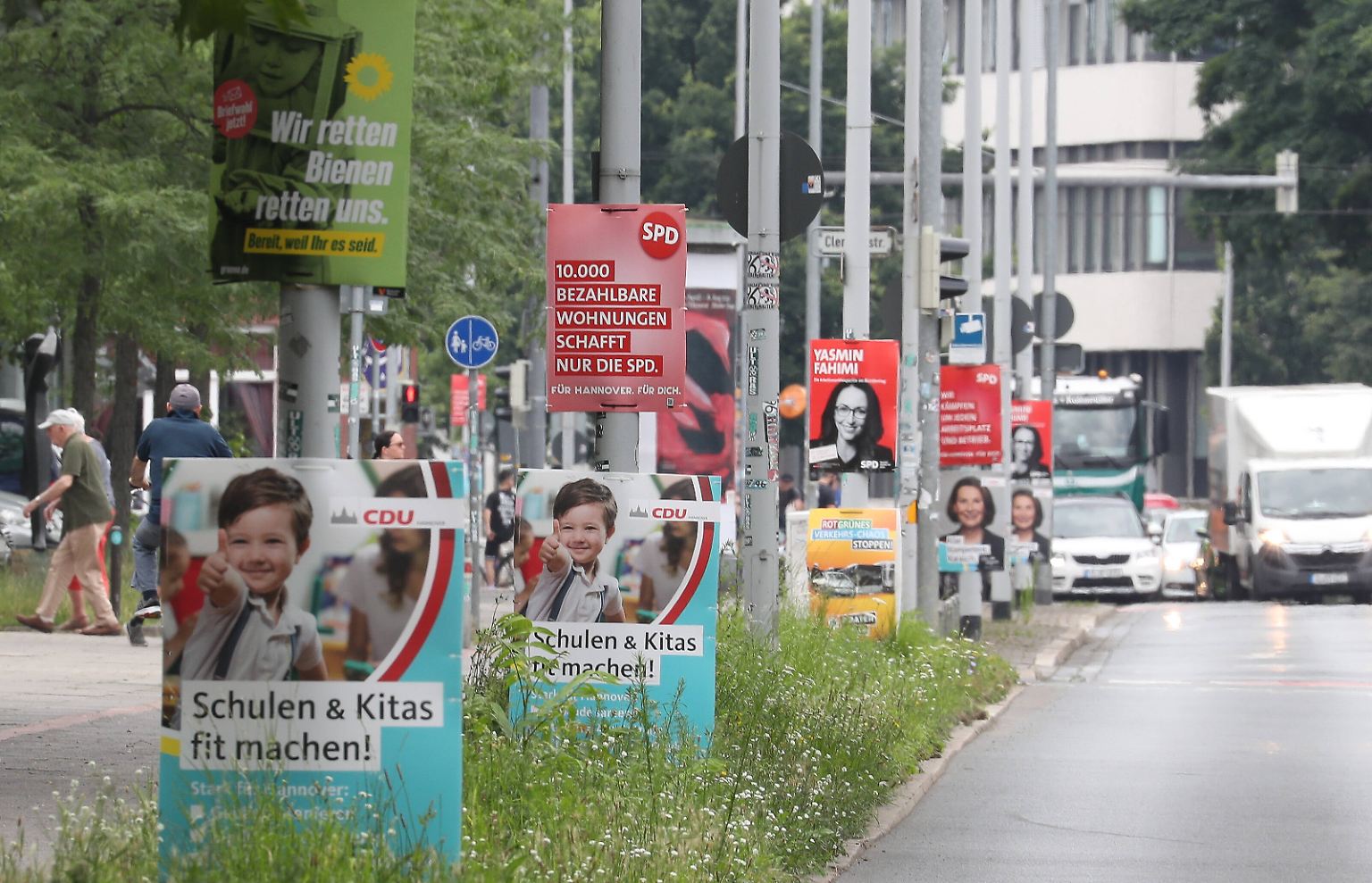 Wohl dem, der da noch durchblickt: Zu Wahlkampfzeiten gehören Plakate, wie hier in Hannover, zum Stadtbild einfach dazu. 