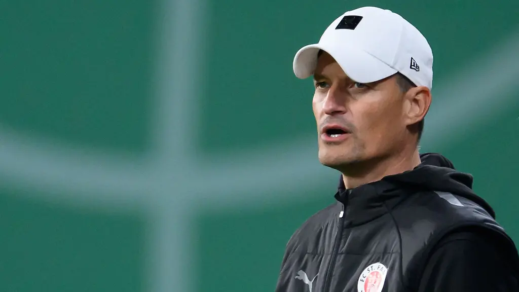 Muss-mit-seiner-Mannschaft-nach-Moenchengladbach-Pauli-Trainer-Alexander-Blessin