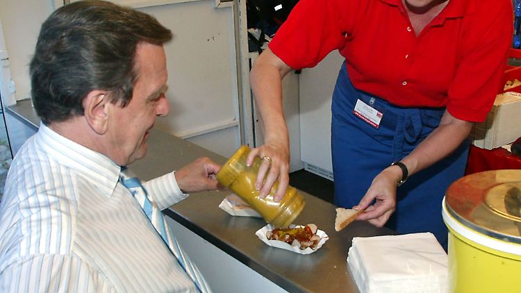 Schröder beim Hoffest der SPD 2005: Das obligatorische Currypulver durfte schon damals nicht fehlen.