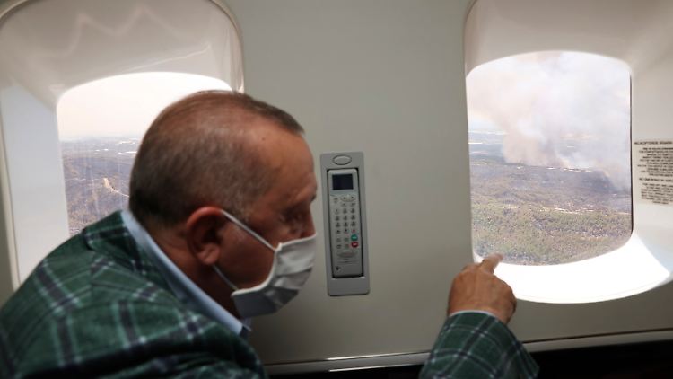 "Kritik beleidigend": Erdogan beobachtet die Waldbrände in der Türkei aus dem Flugzeug.