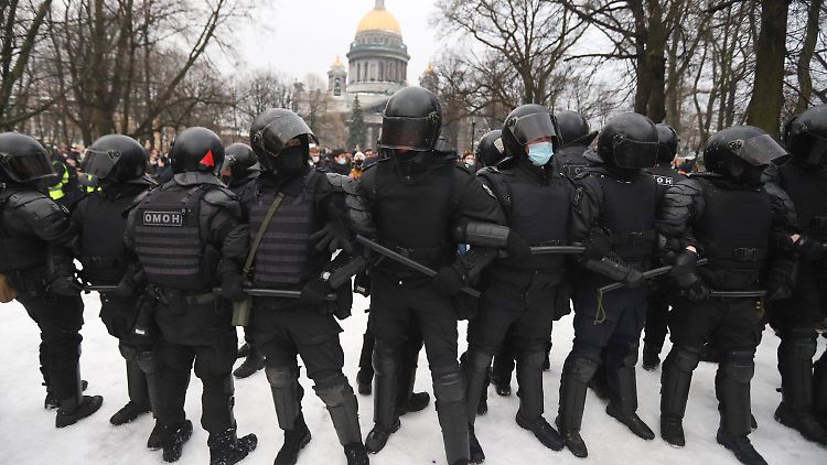 In St. Petersburg gingen Sicherheitskräfte mit Schlagstöcken auf Oppositionelle los.