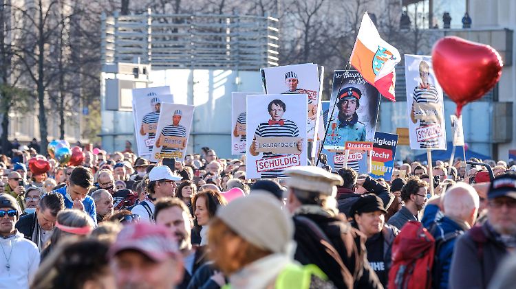 Querdenker demonstrieren in Leipzig. Sachsen ist bei der Impfquote das Schlusslicht - allerdings leben hier auch besonders viele, die nach einer Infektion als Genesen gelten. 