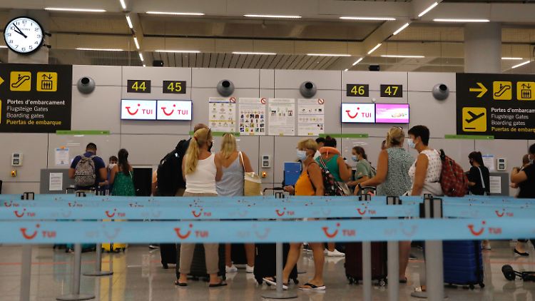 Ein Grund für das schlechte Sommergeschäft seien die späten Lockerungen in Großbritannien.