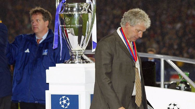 So nah und doch so fern: Toppmöller schreitet nach dem verlorenen Champions-League-Finale 2002 am Henkelpott vorbei.