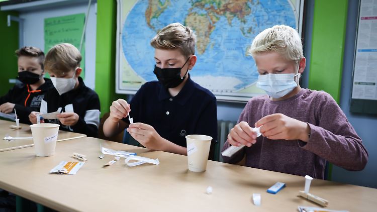 Wie hier am Hamburger Goethe-Gymnasium gehören regelmäßige Corona-Schnelltests zum Schulalltag.