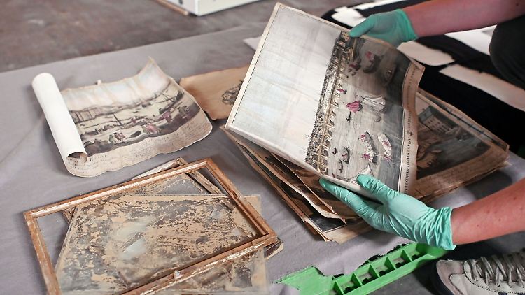 Allein im Zentrum für Kunst und Medien in Karlsruhe versuchen die Restauratoren, 30 Bilder und 250 Zeichnungen zu retten.