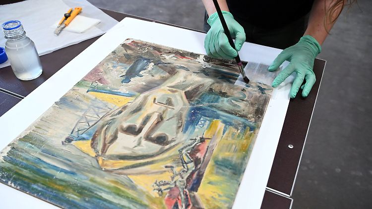 An dem "Selbstporträt" von Ernst Kley wird eine Notsicherung mit Japanpapier vorgenommen.