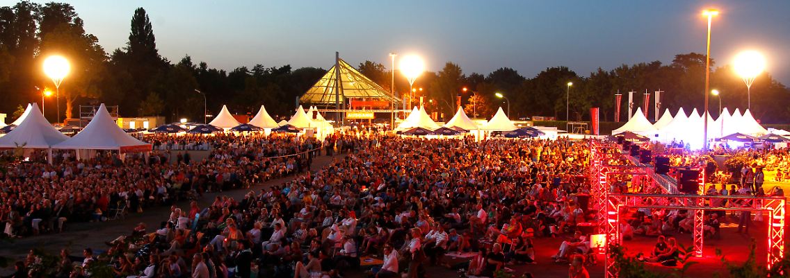 Tausend Wagnerianer verfolgten am 21. August 2010 beim Public Viewing das Wagner-Stück "Die Walküre" auf dem Volksfestplatz in Bayreuth.