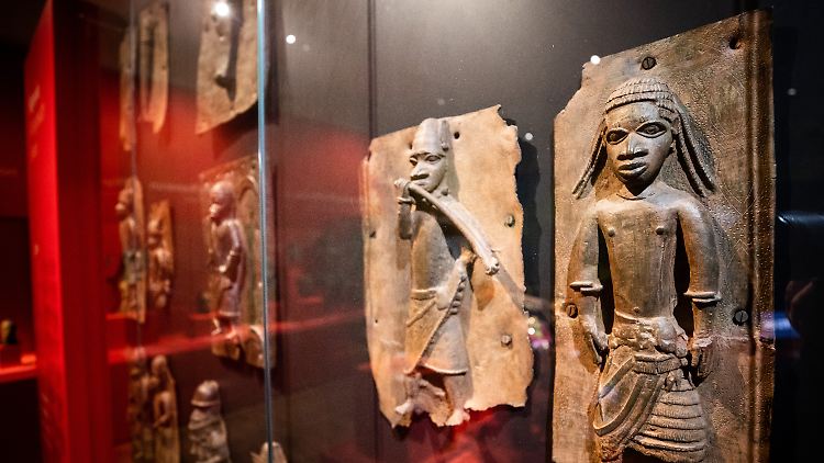 Reliefplatten aus Nigeria, sogenannte Benin-Bronzen, in der "Afrika" Ausstellung in Stuttgart.